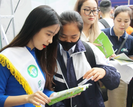 Trường ĐH TN&MT Hà Nội "hút" thí sinh trong ngày hội tư vấn, tuyển sinh 2021